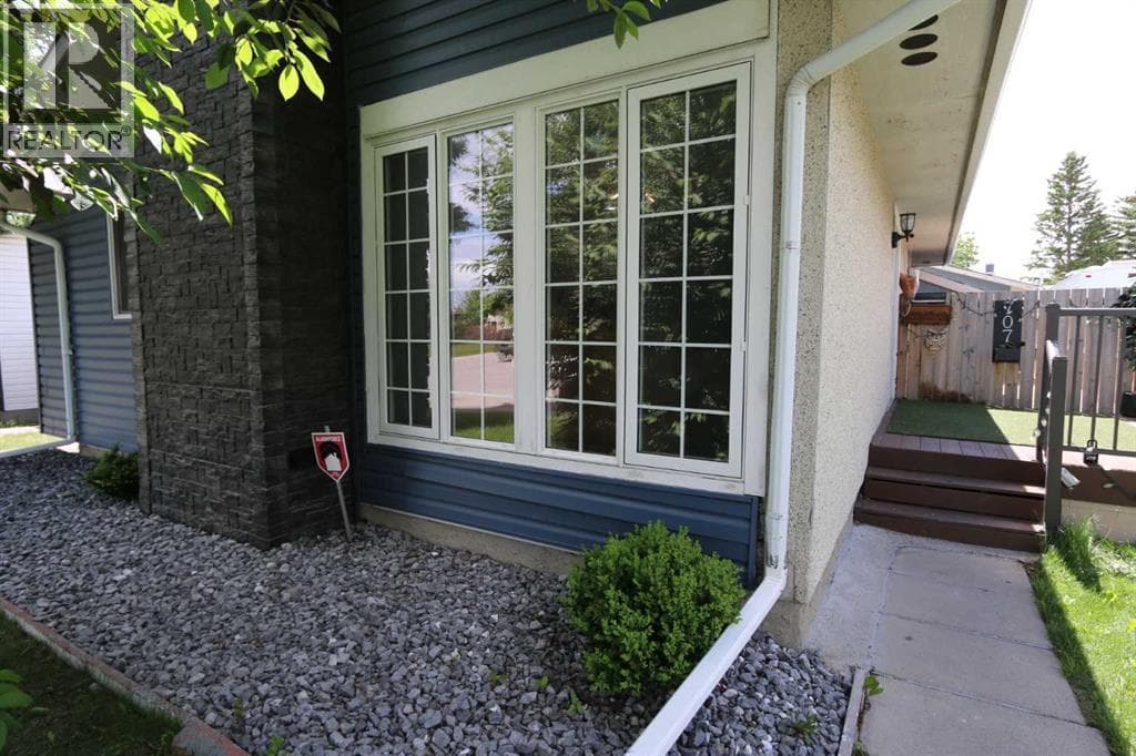 707 Malvern Drive NE — photo 2