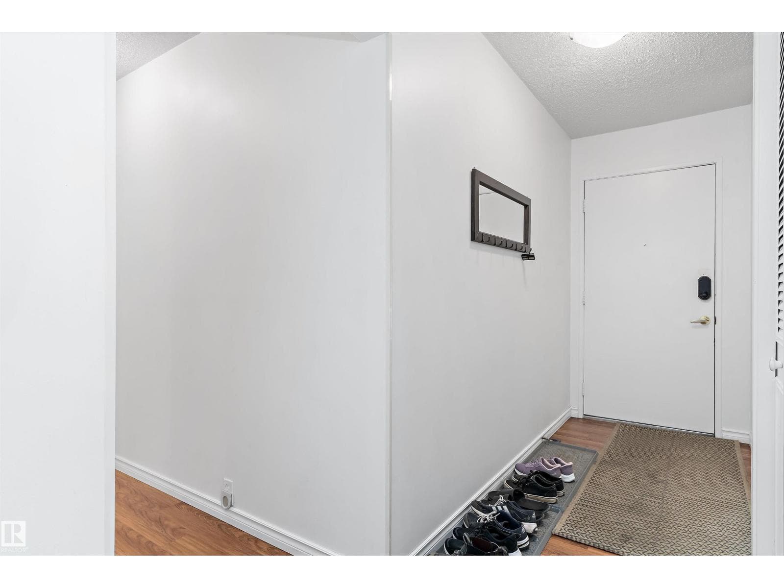 21 GRAHAM AV — photo 5