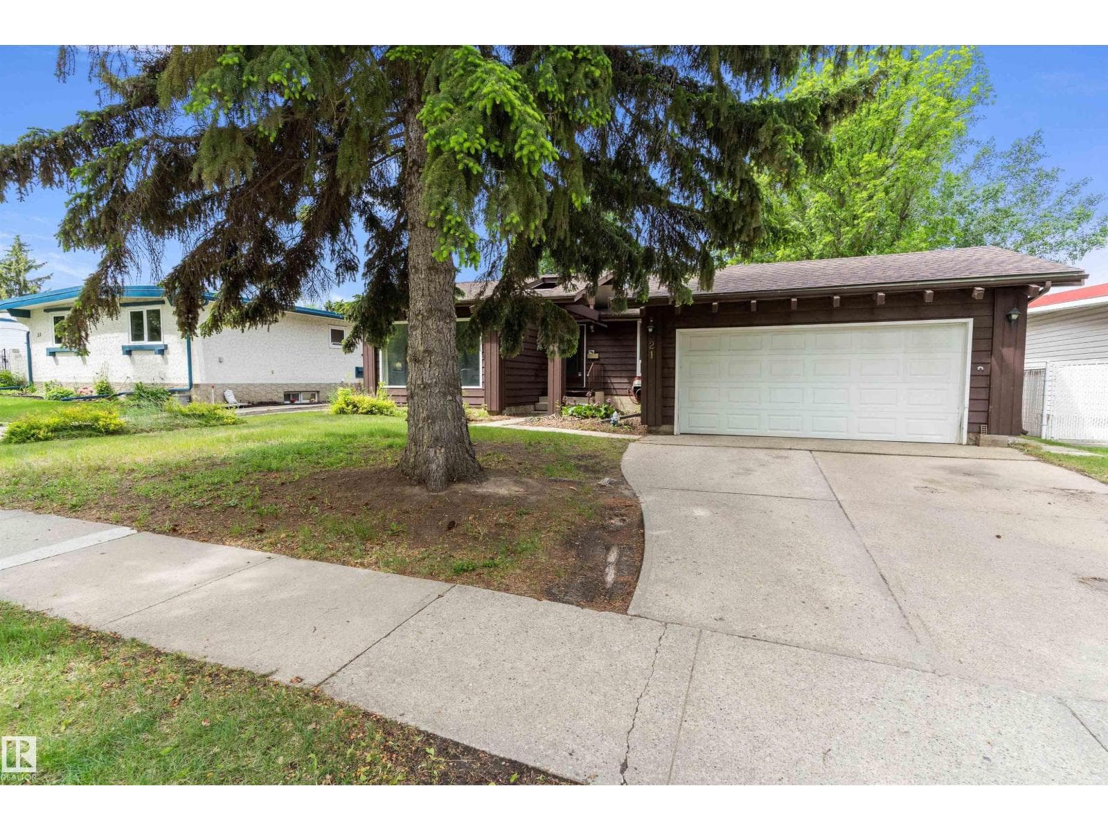 21 GRAHAM AV — photo 2