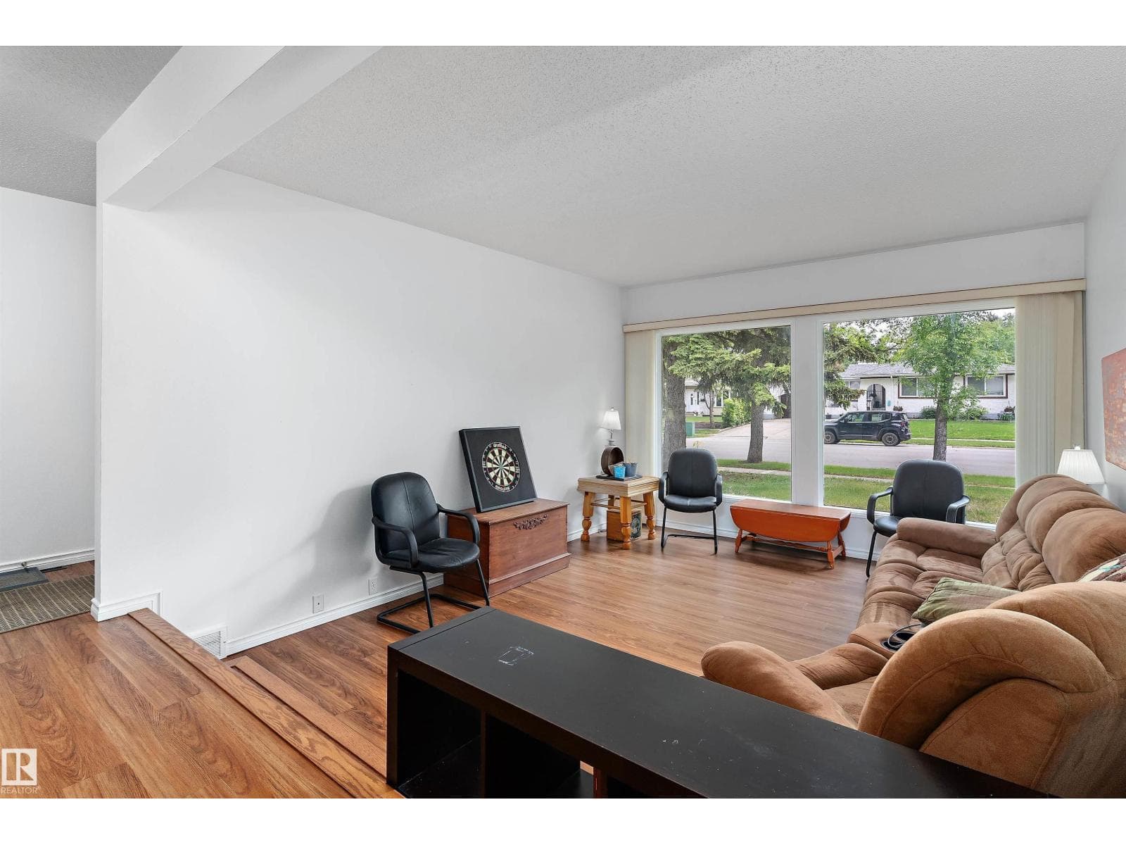 21 GRAHAM AV — photo 3