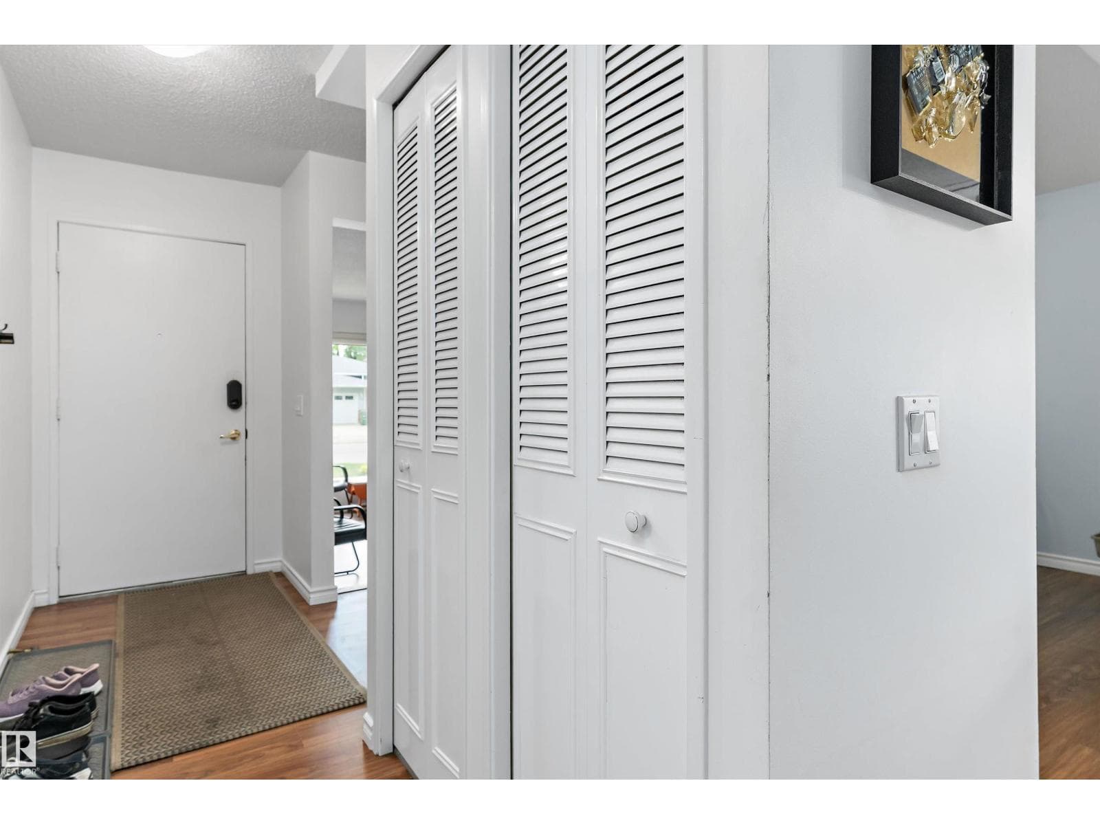 21 GRAHAM AV — photo 4