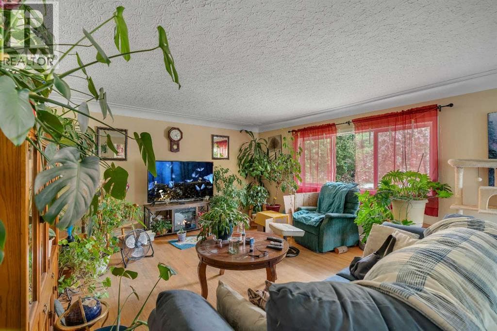 7621 23 Street SE — photo 3