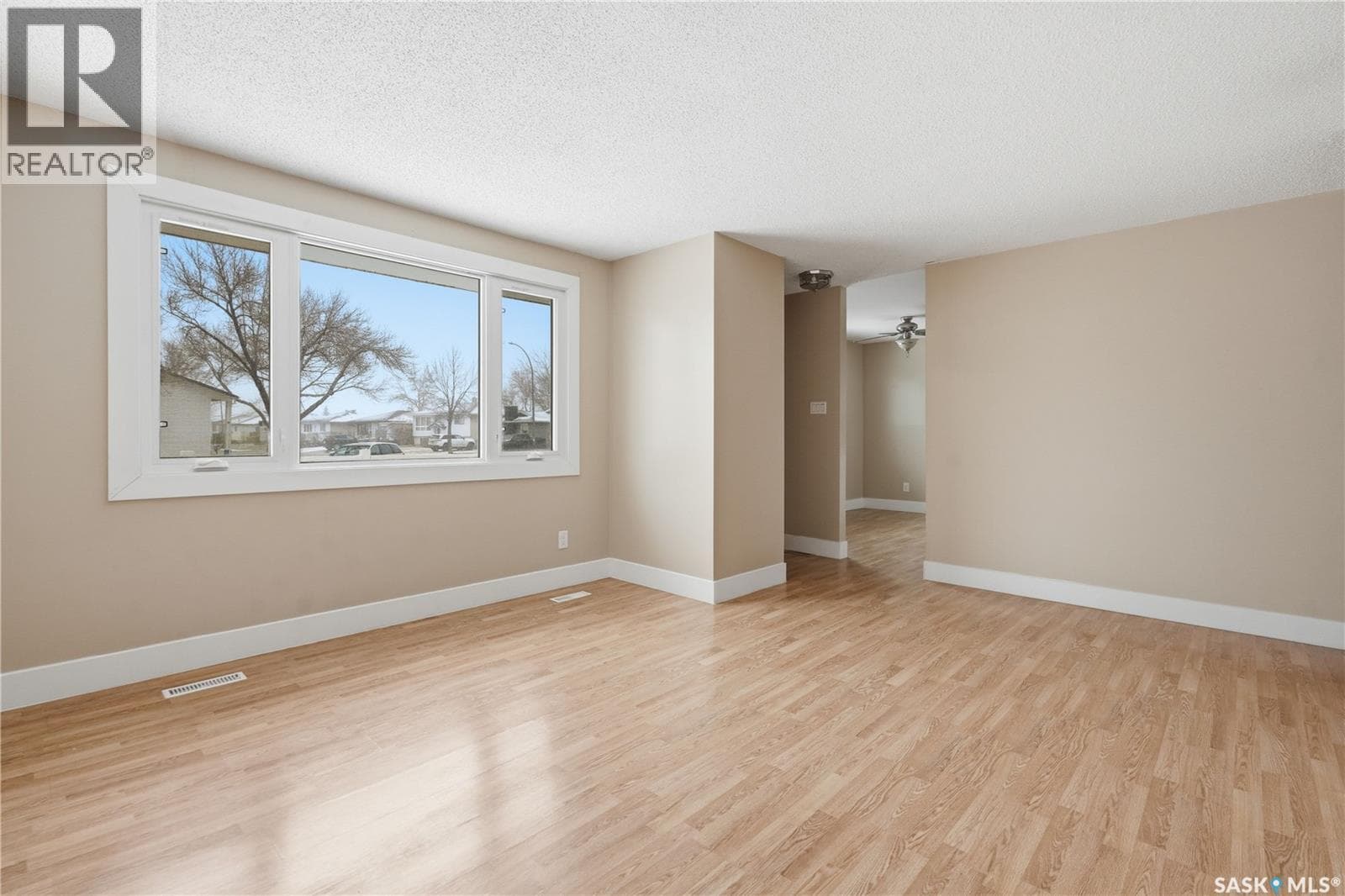 94 LLOYD CRESCENT — photo 2