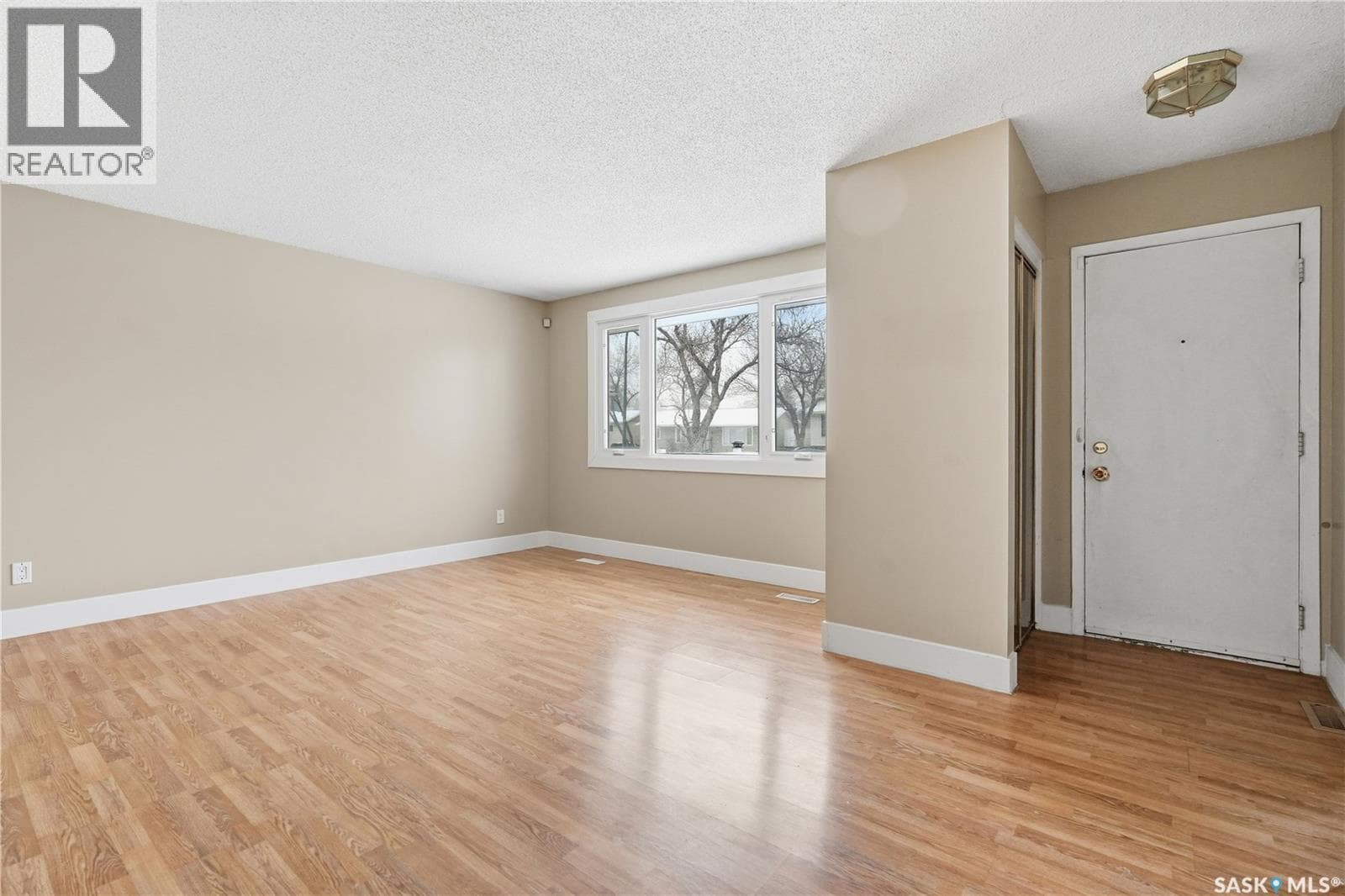 94 LLOYD CRESCENT — photo 3
