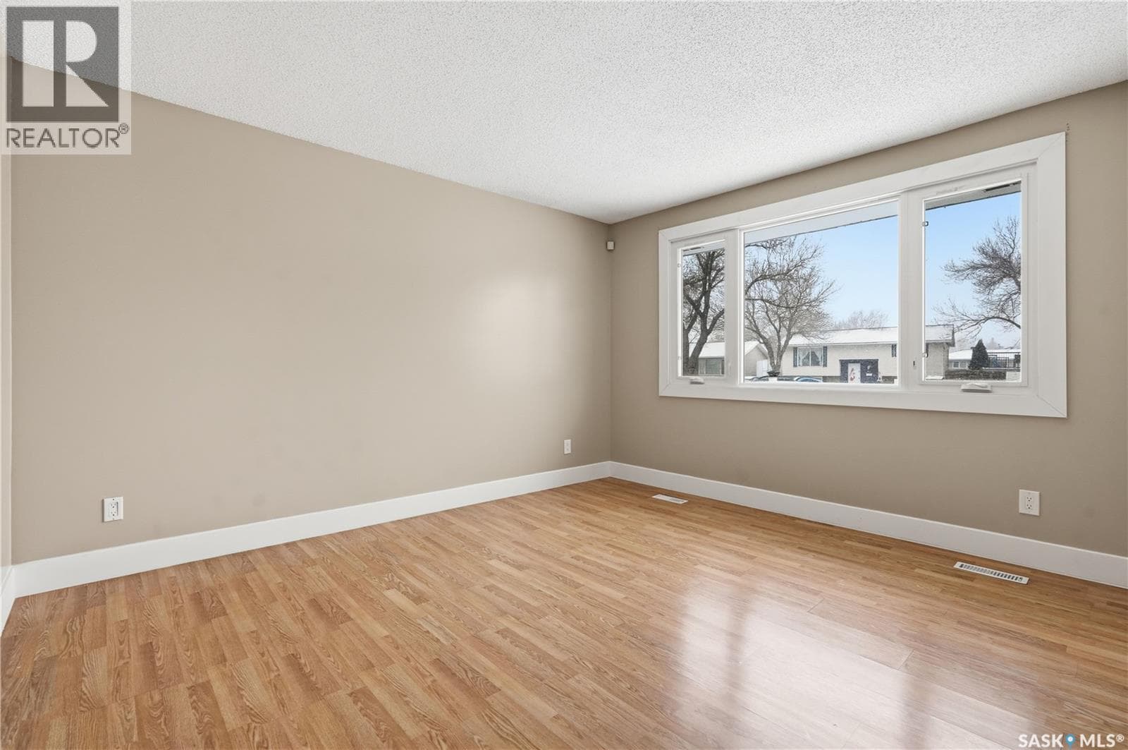 94 LLOYD CRESCENT — photo 4
