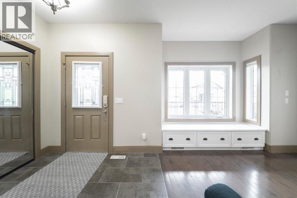 153 Walnut Crescent — photo 2