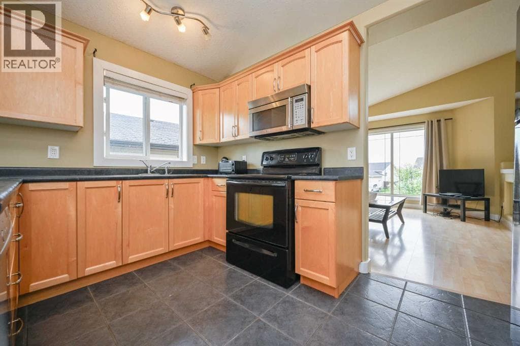 8821 113 Avenue — photo 4
