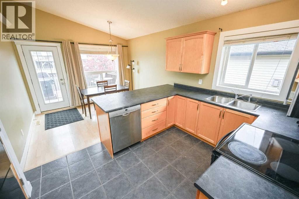 8821 113 Avenue — photo 3