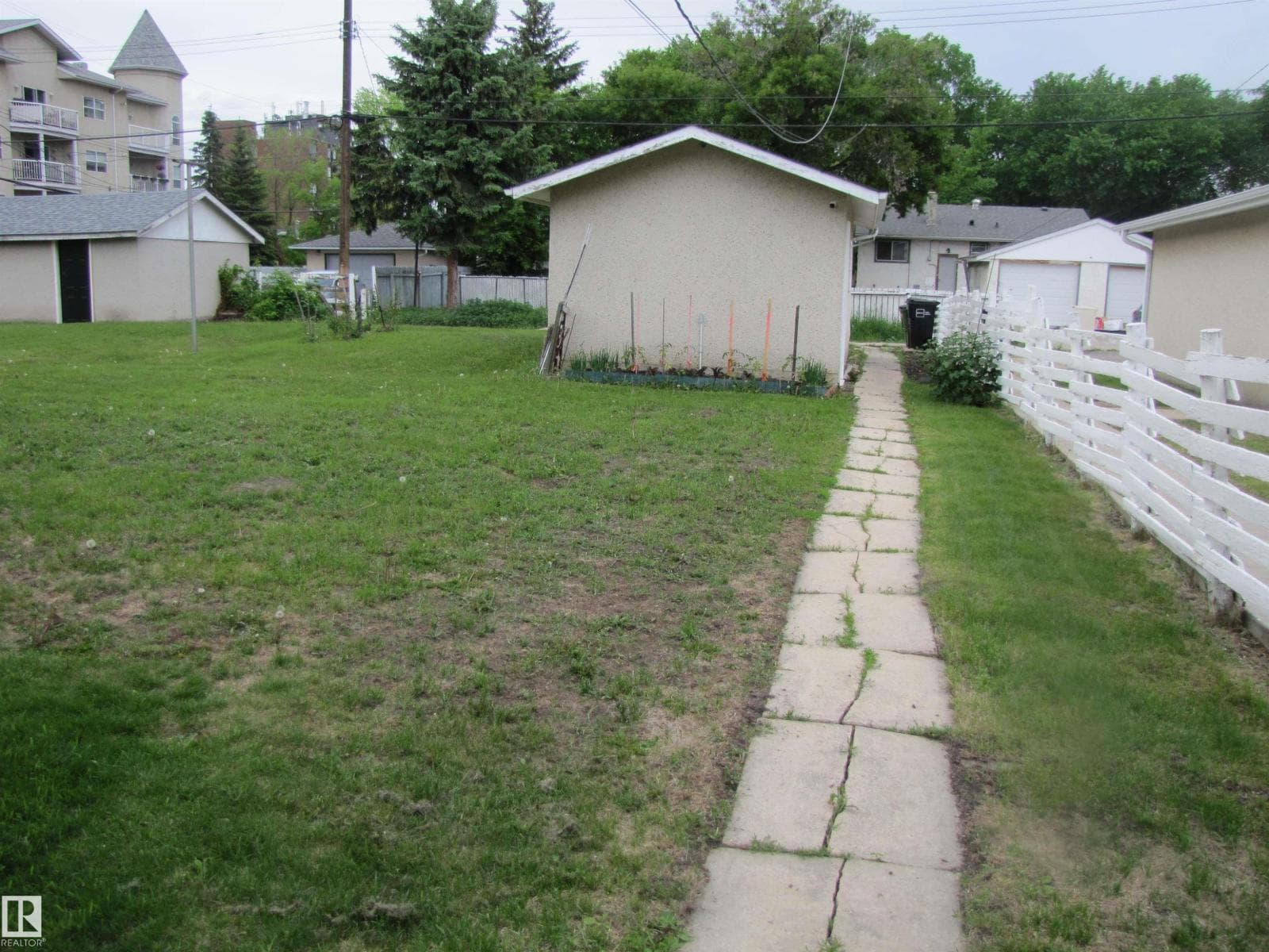8122 83 AV NW — photo 4