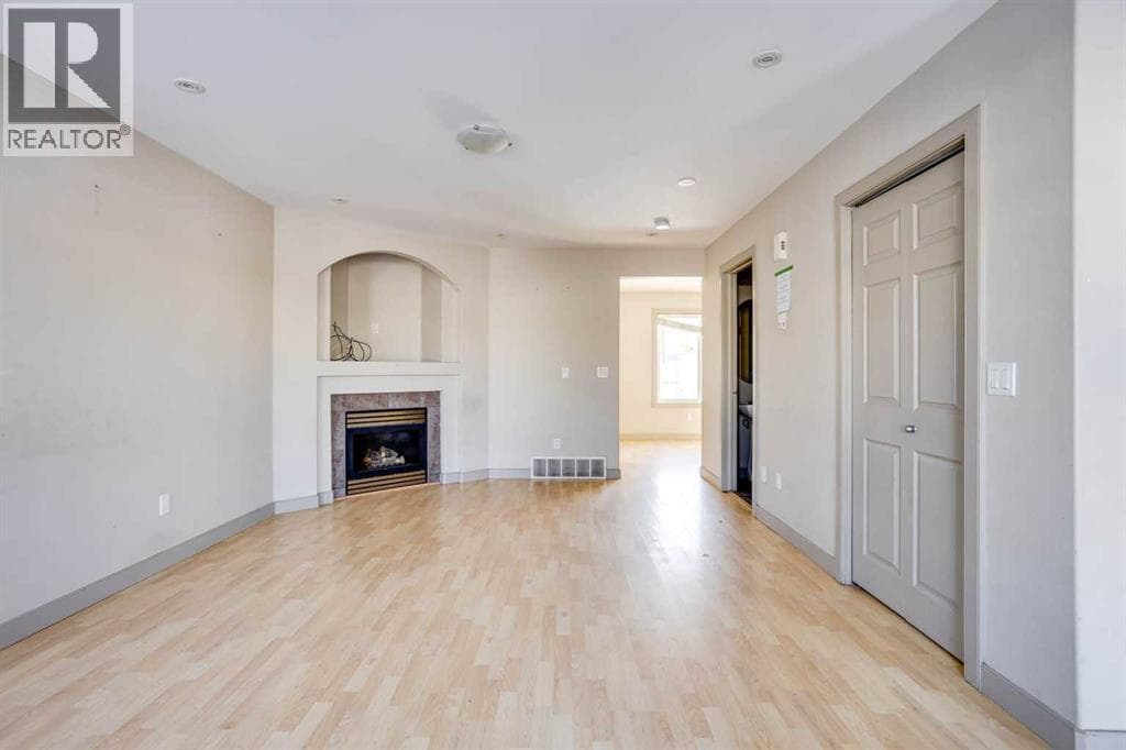 258 Fox Crescent — photo 4