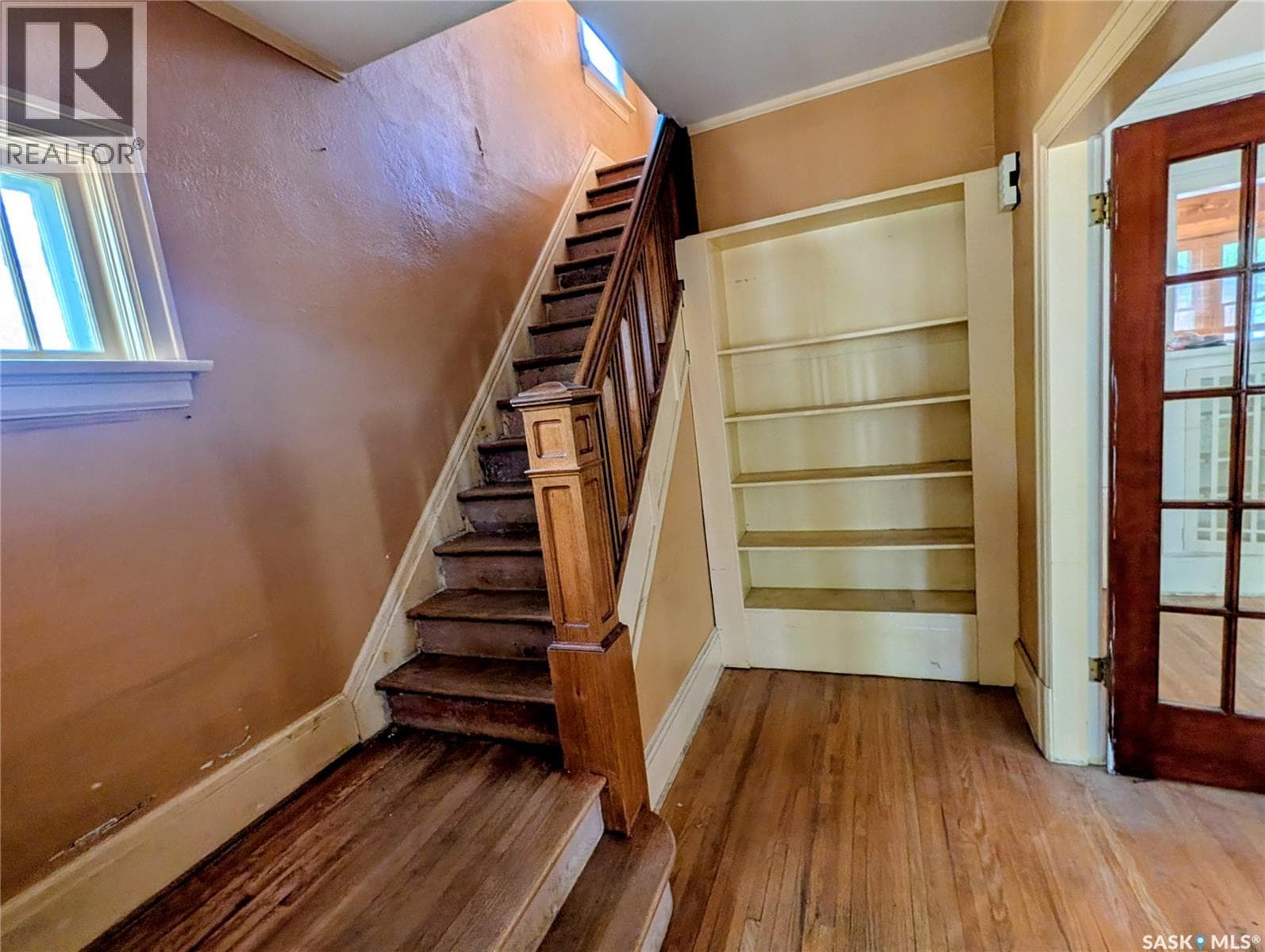 2029 Elphinstone STREET — photo 2