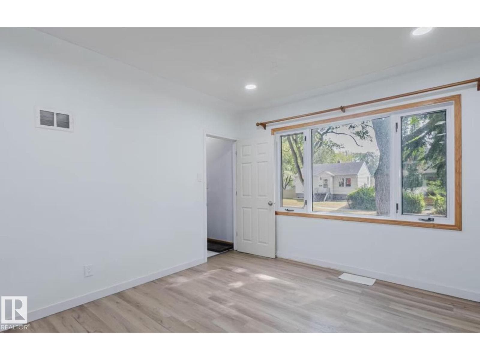 10948 75 AV NW — photo 2