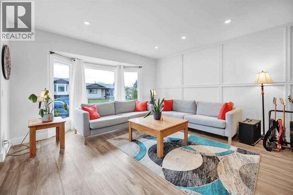 22 Sandstone Crescent SE — photo 2