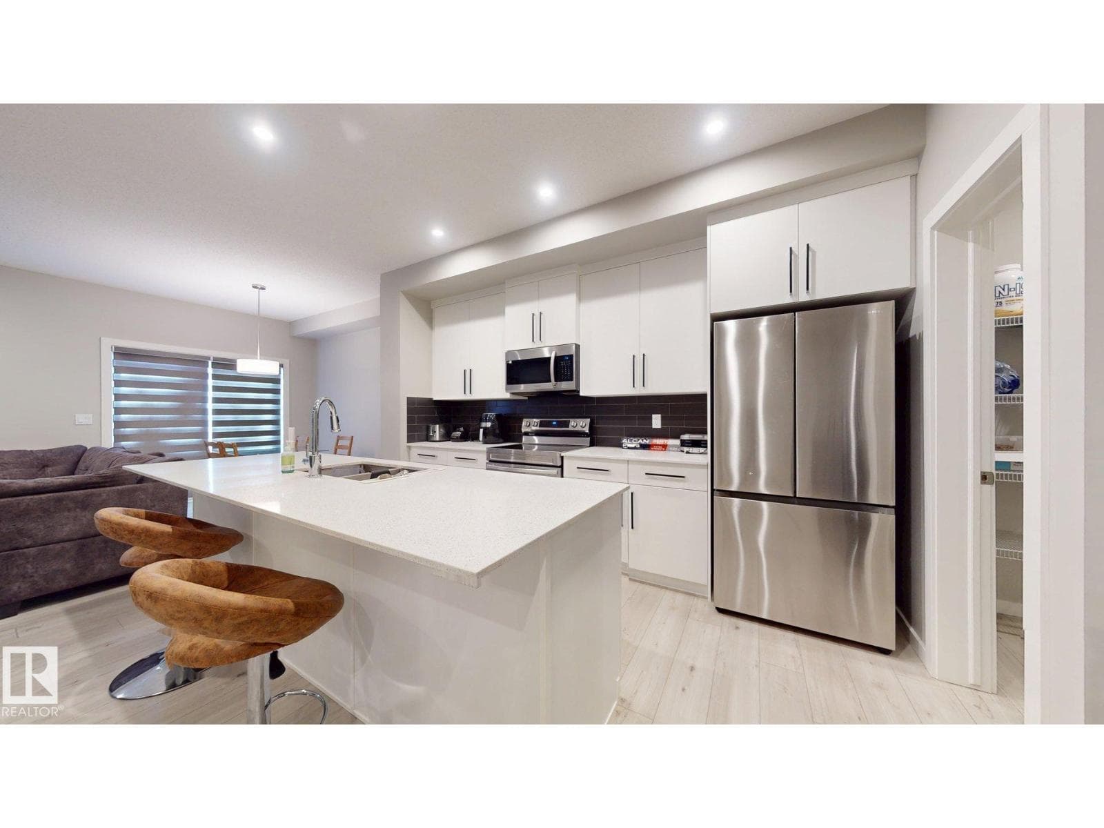 607 31 AV NW — photo 4