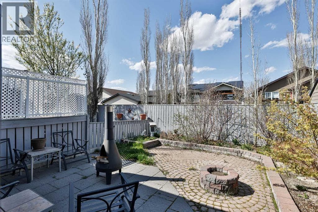 499 Lynx Crescent N — photo 2