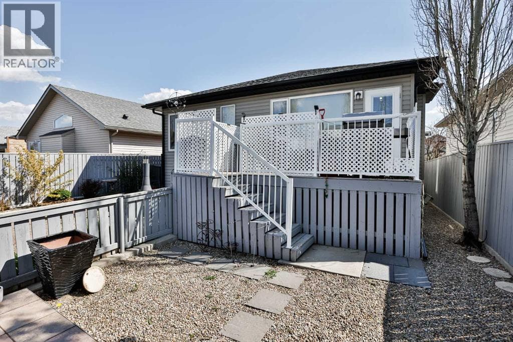 499 Lynx Crescent N — photo 4