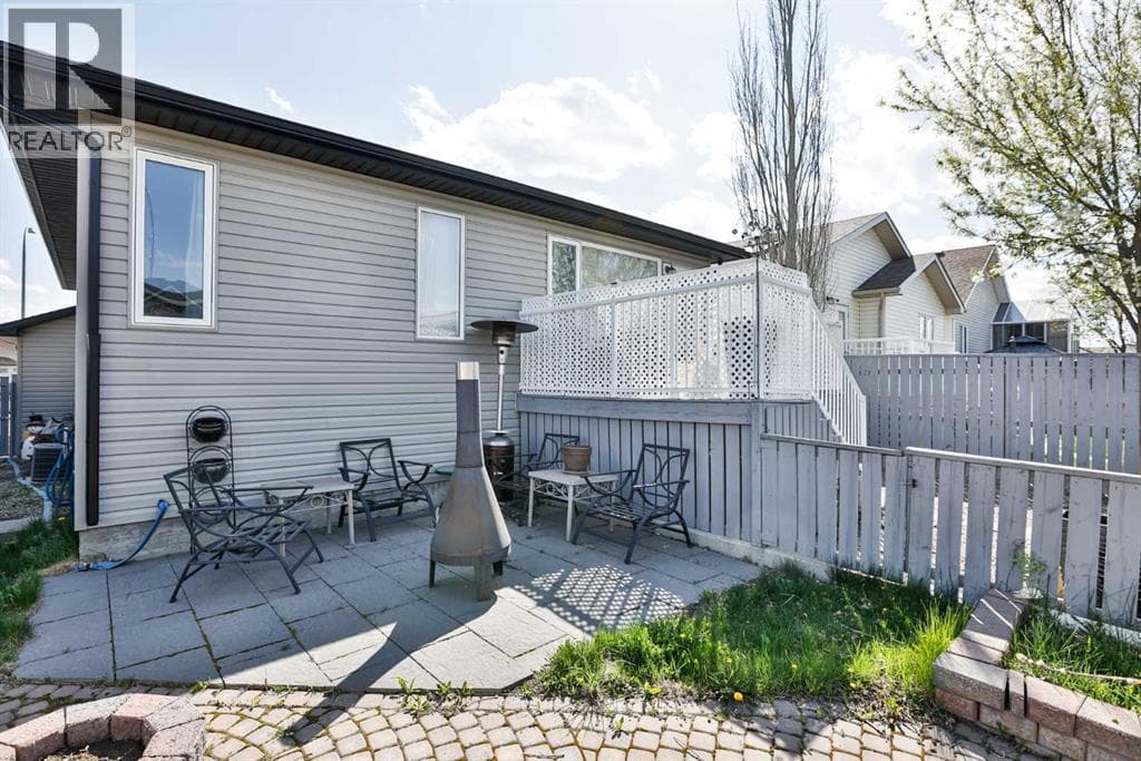 499 Lynx Crescent N — photo 3