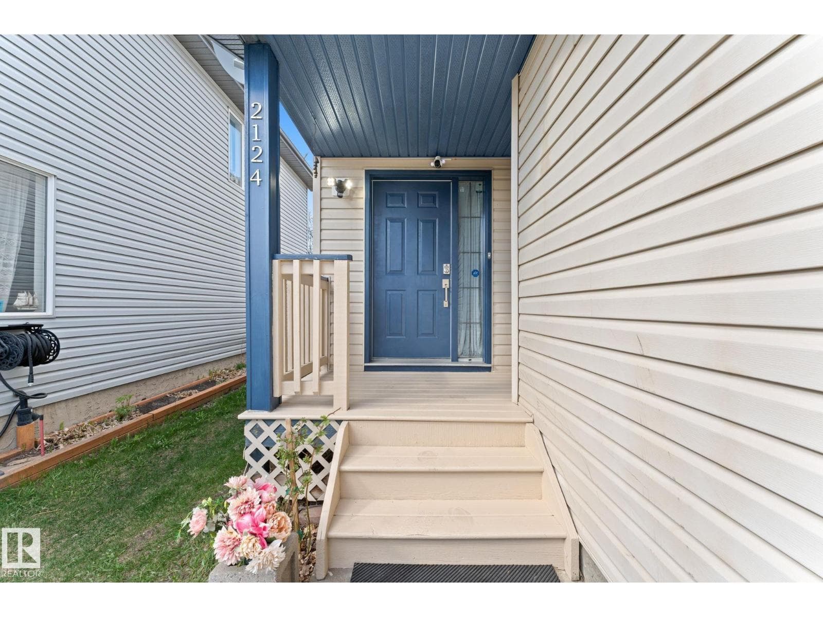 2124 35A AV NW — photo 4