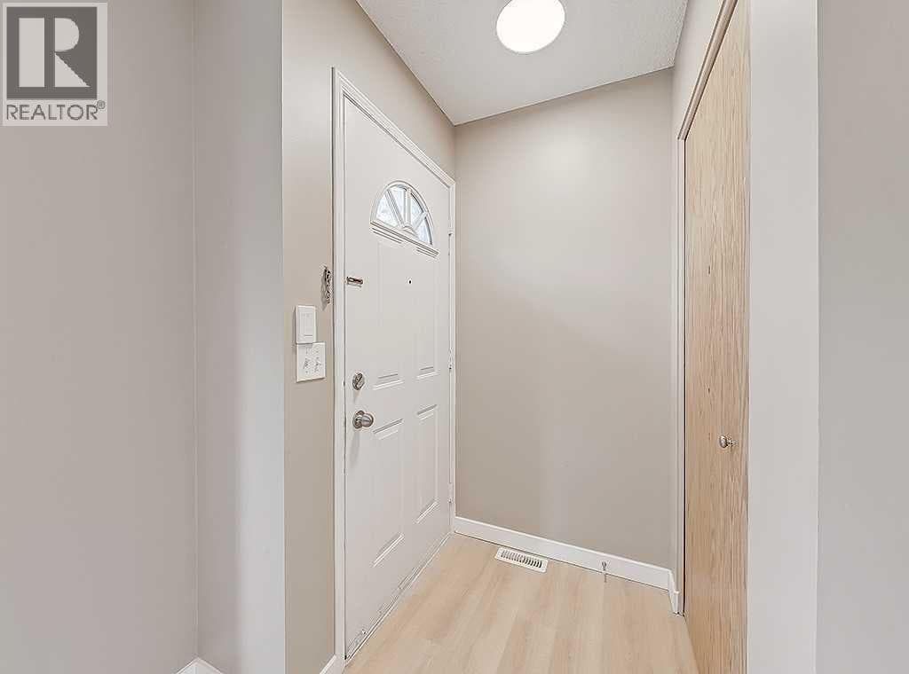 292 Coventry Close NE — photo 2
