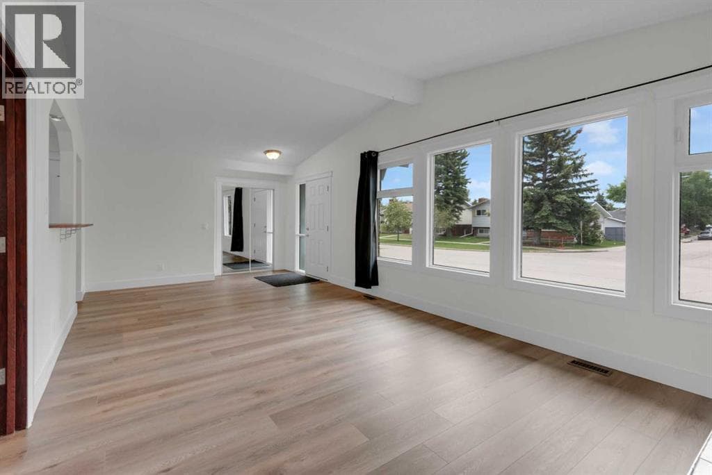 660 Queen Charlotte Drive SE — photo 4