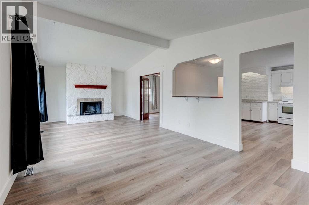 660 Queen Charlotte Drive SE — photo 2