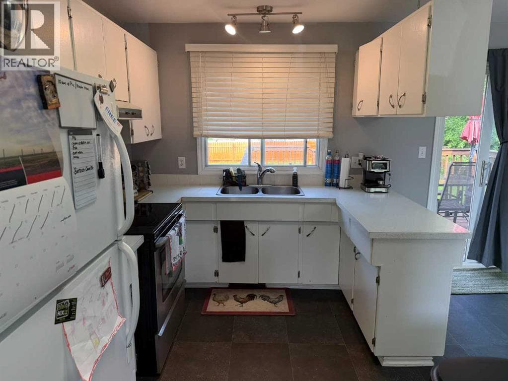 4819 45 Street — photo 2