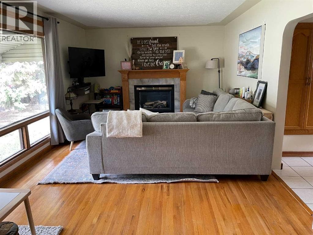 3405 52 Avenue — photo 2