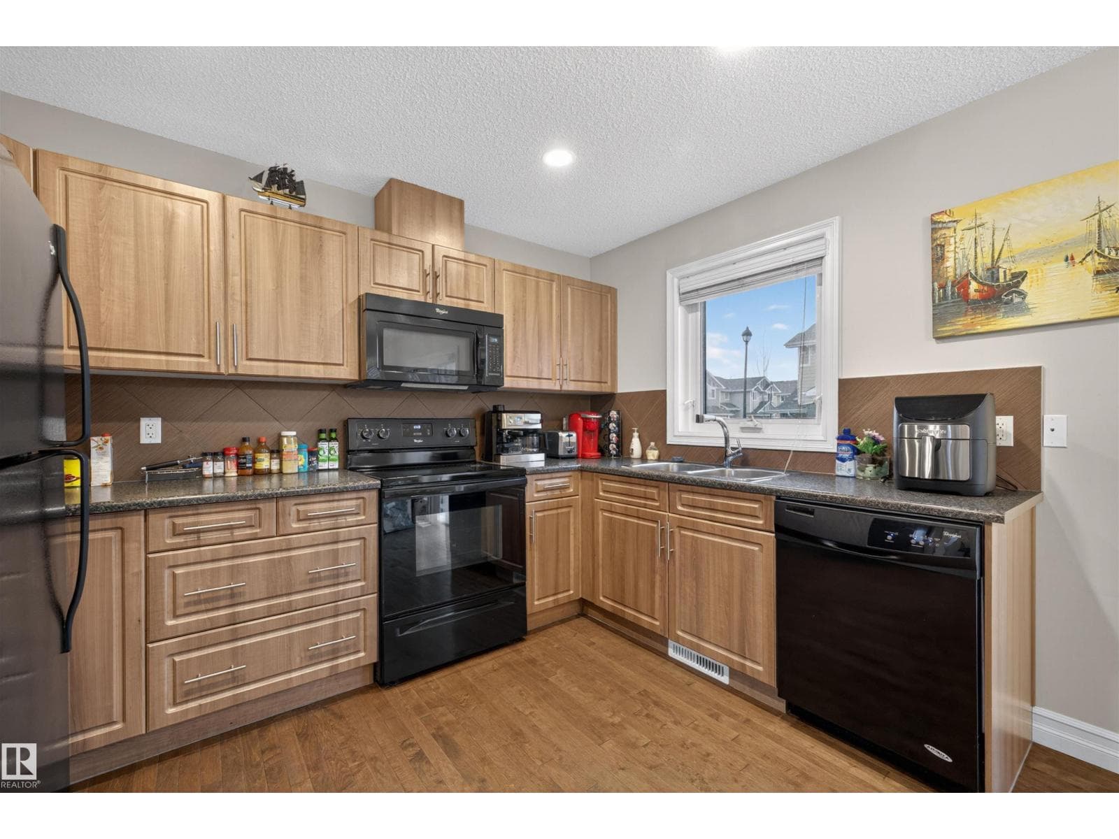 #105 219 CHARLOTTE WY — photo 2