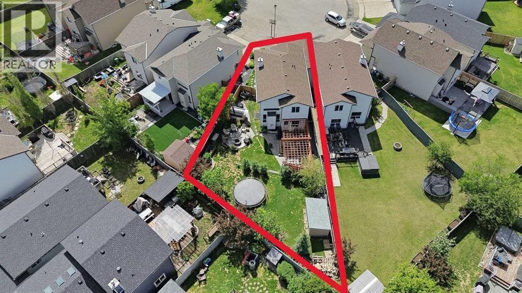 121 Canoe Square SW — photo 3