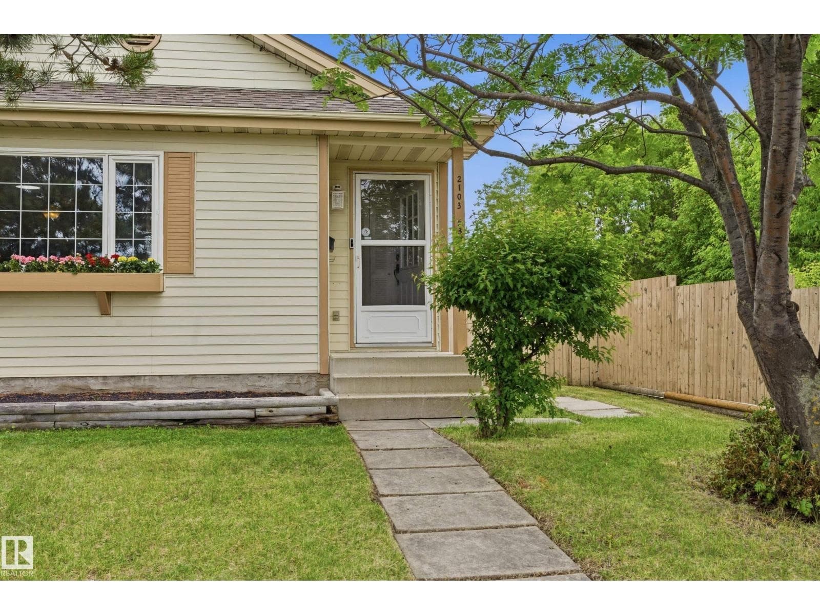 2103 53 ST NW — photo 3