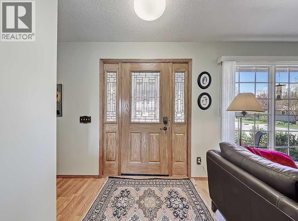 728 Parkvalley Road SE — photo 2