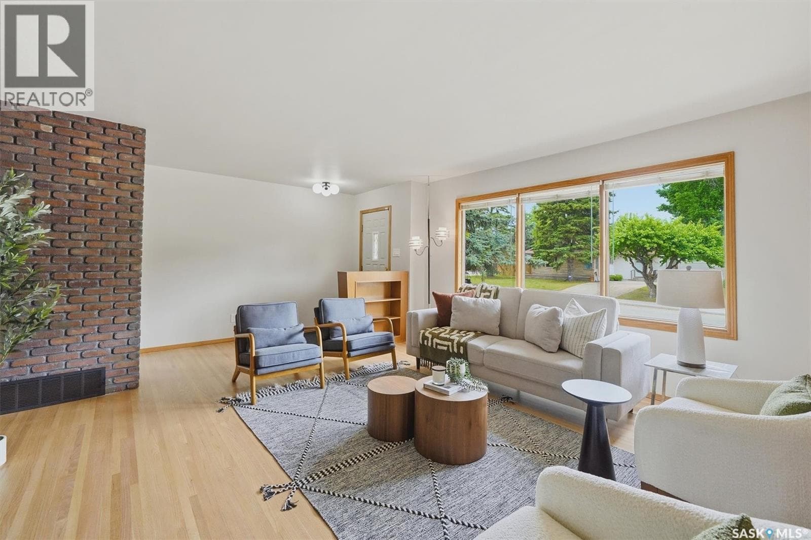 2406 Clarence AVENUE S — photo 3