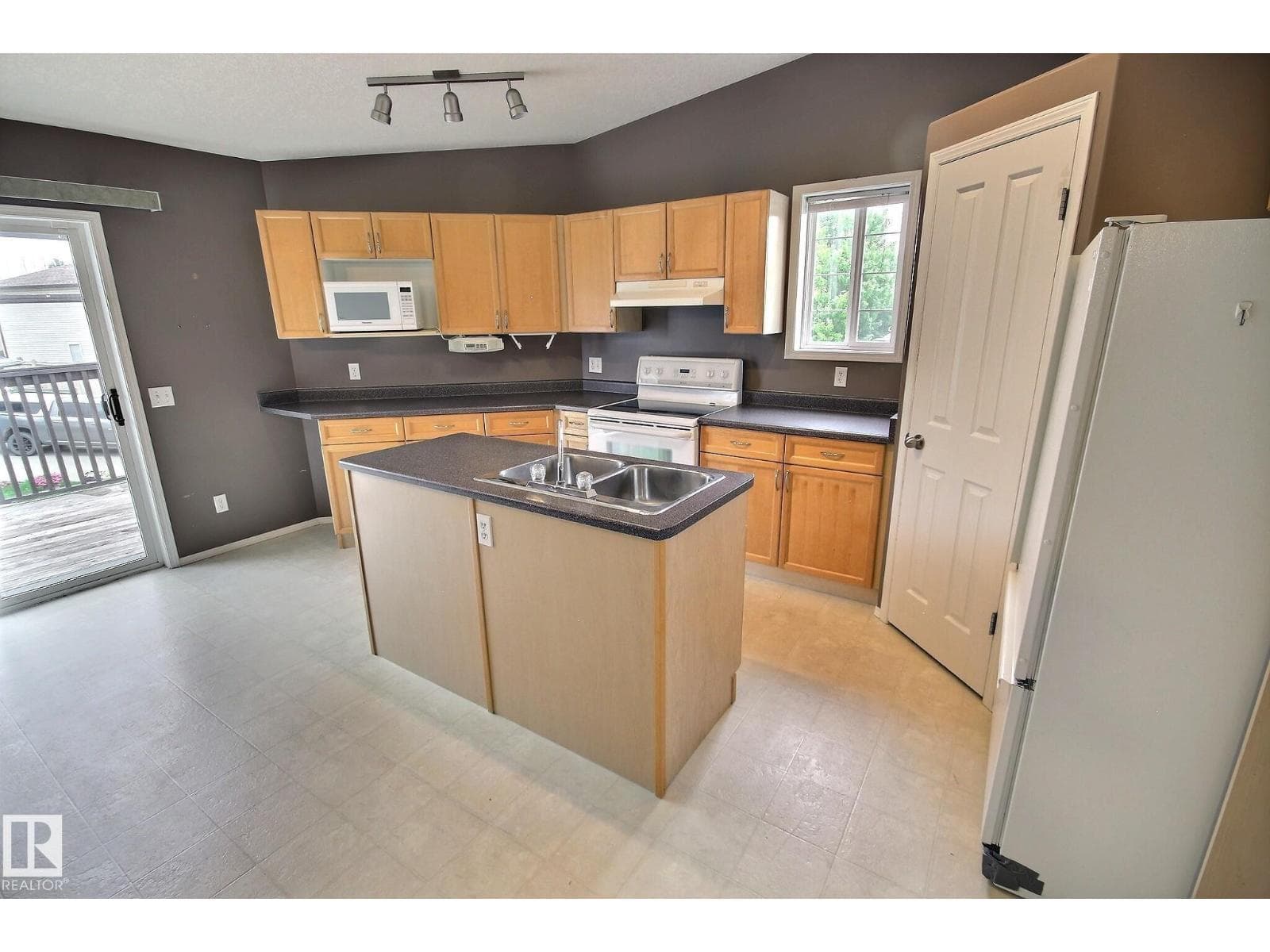 21 DONNELY PL — photo 4