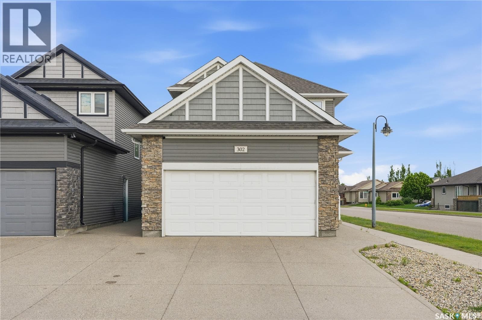 302 Dickson CRESCENT