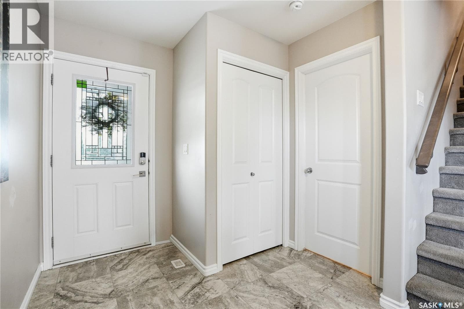 302 Dickson CRESCENT — photo 3