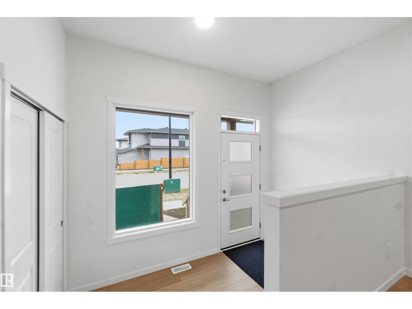 1086 MCLEOD AV — photo 4
