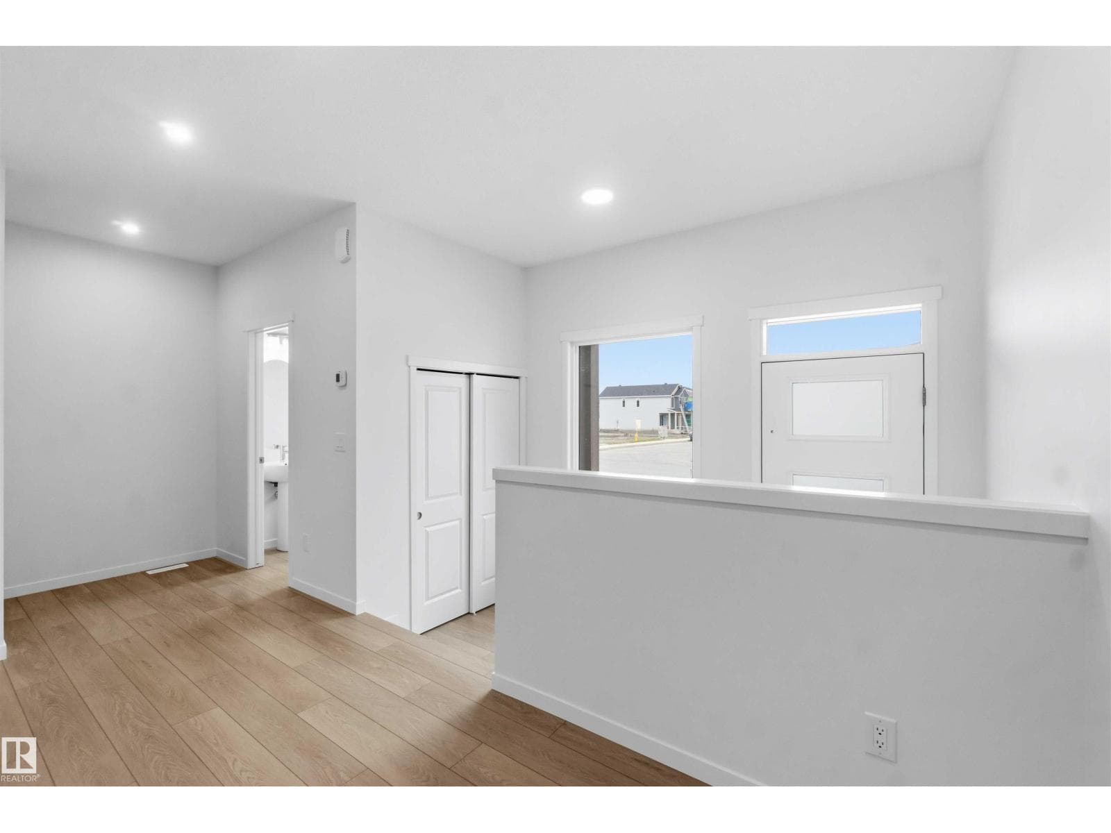 1086 MCLEOD AV — photo 5