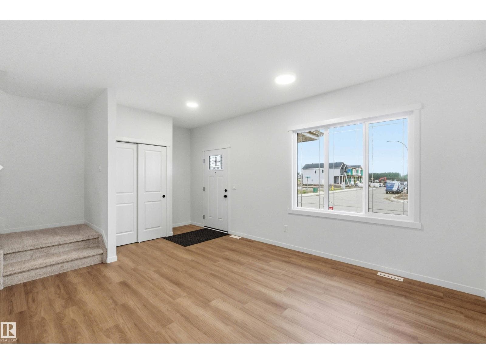 1084 MCLEOD AV — photo 4