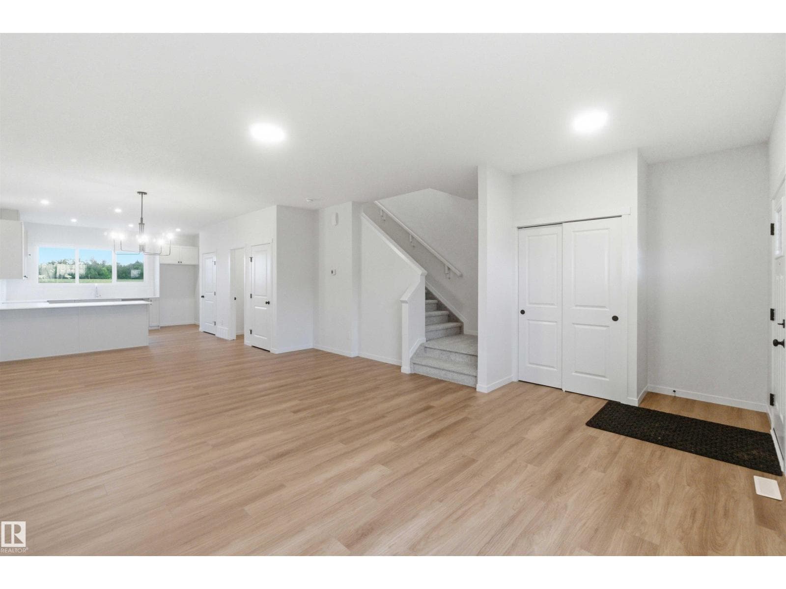 1084 MCLEOD AV — photo 5