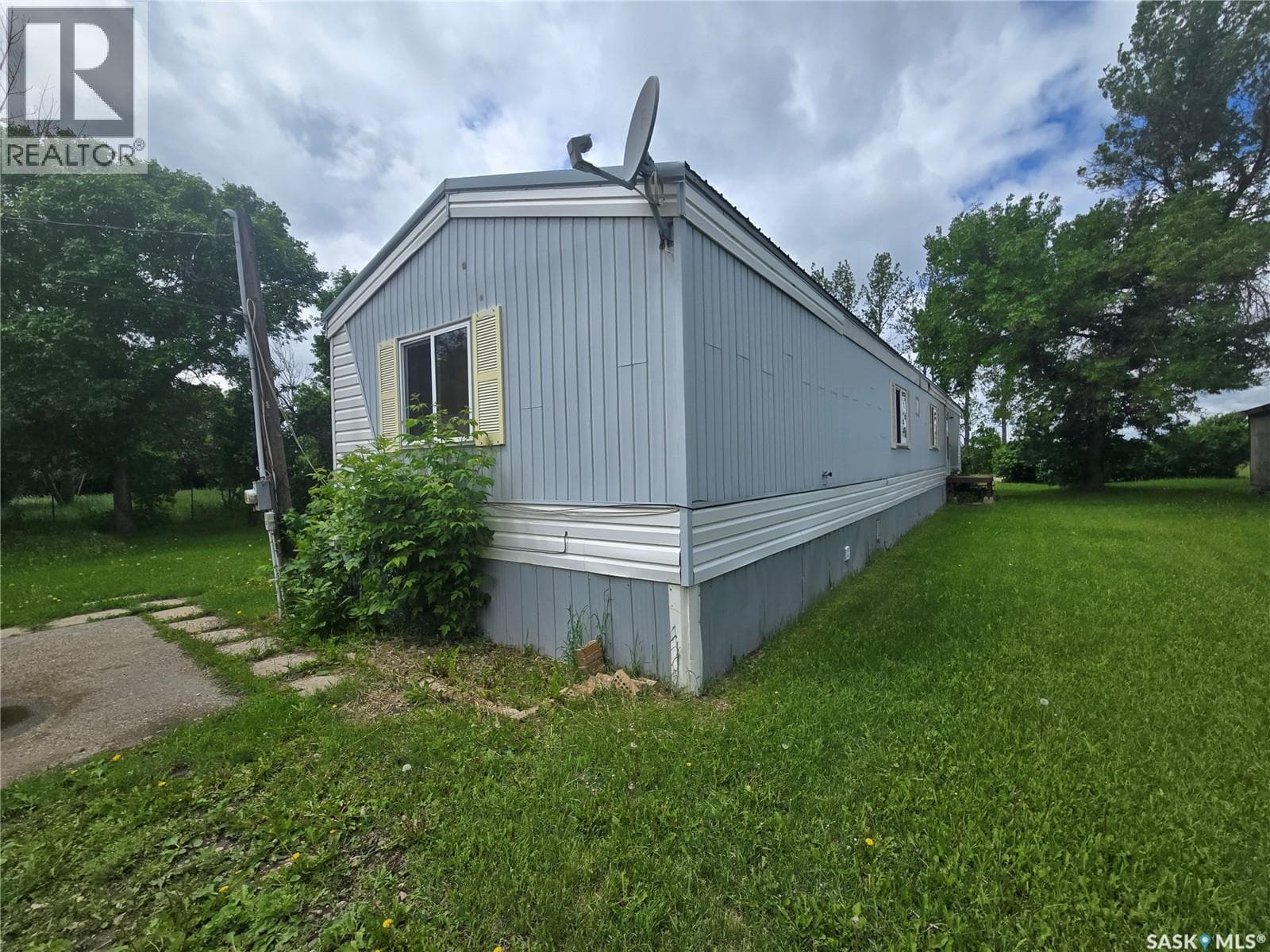 212 Railway AVENUE N — photo 2