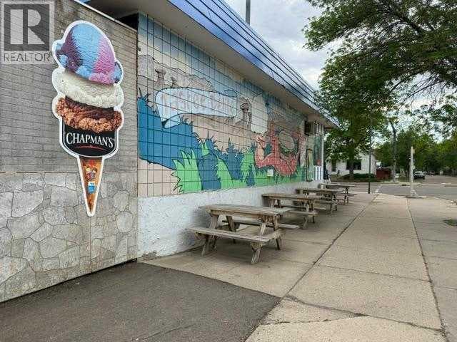 202 2 Street W — photo 2