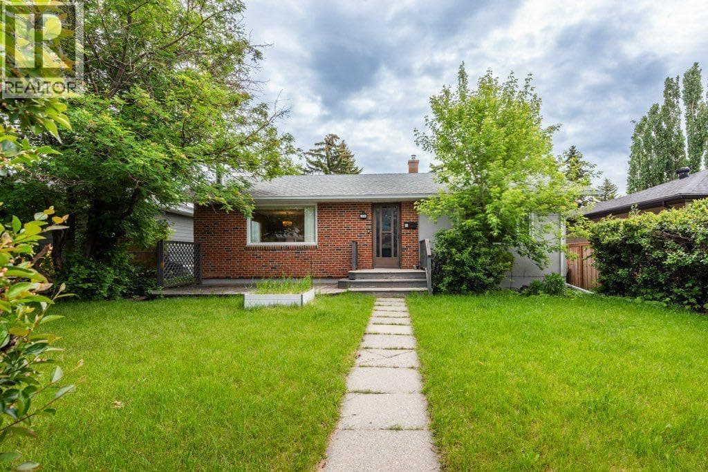 3136 46 Street SW — photo 2
