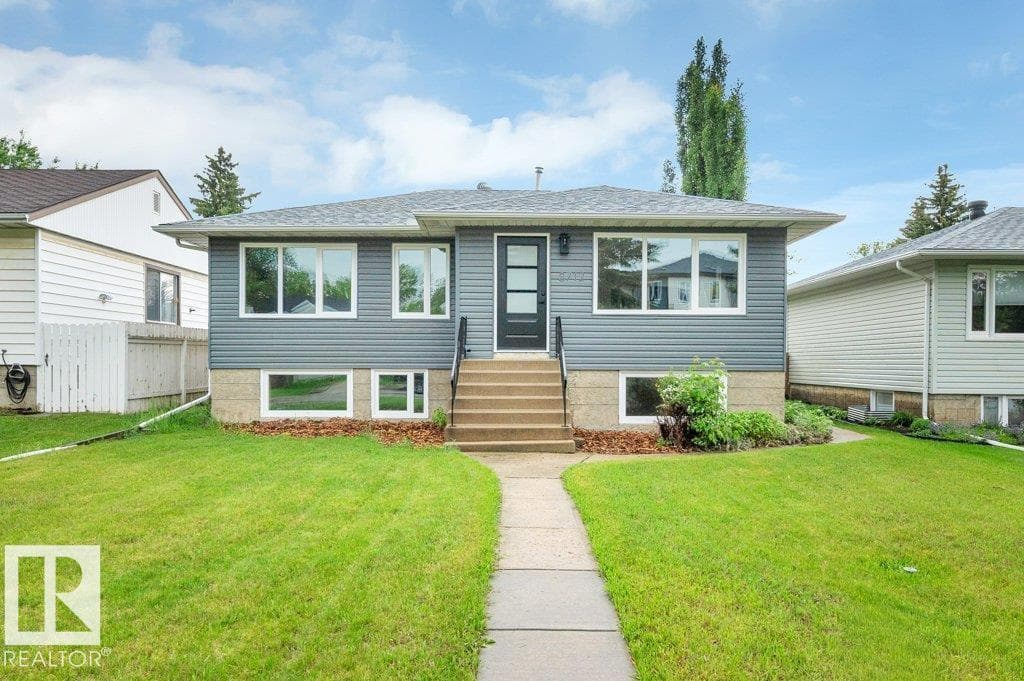 8712 89 AV NW