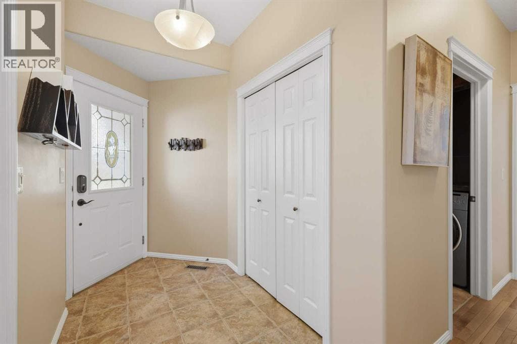 166 Lougheed Close — photo 3