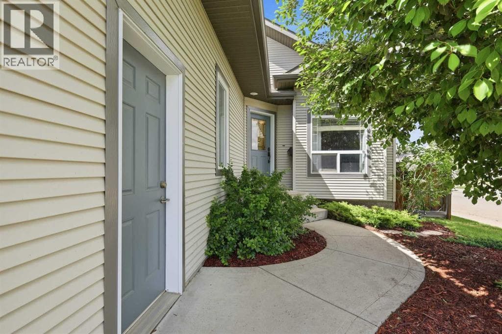 166 Lougheed Close — photo 2