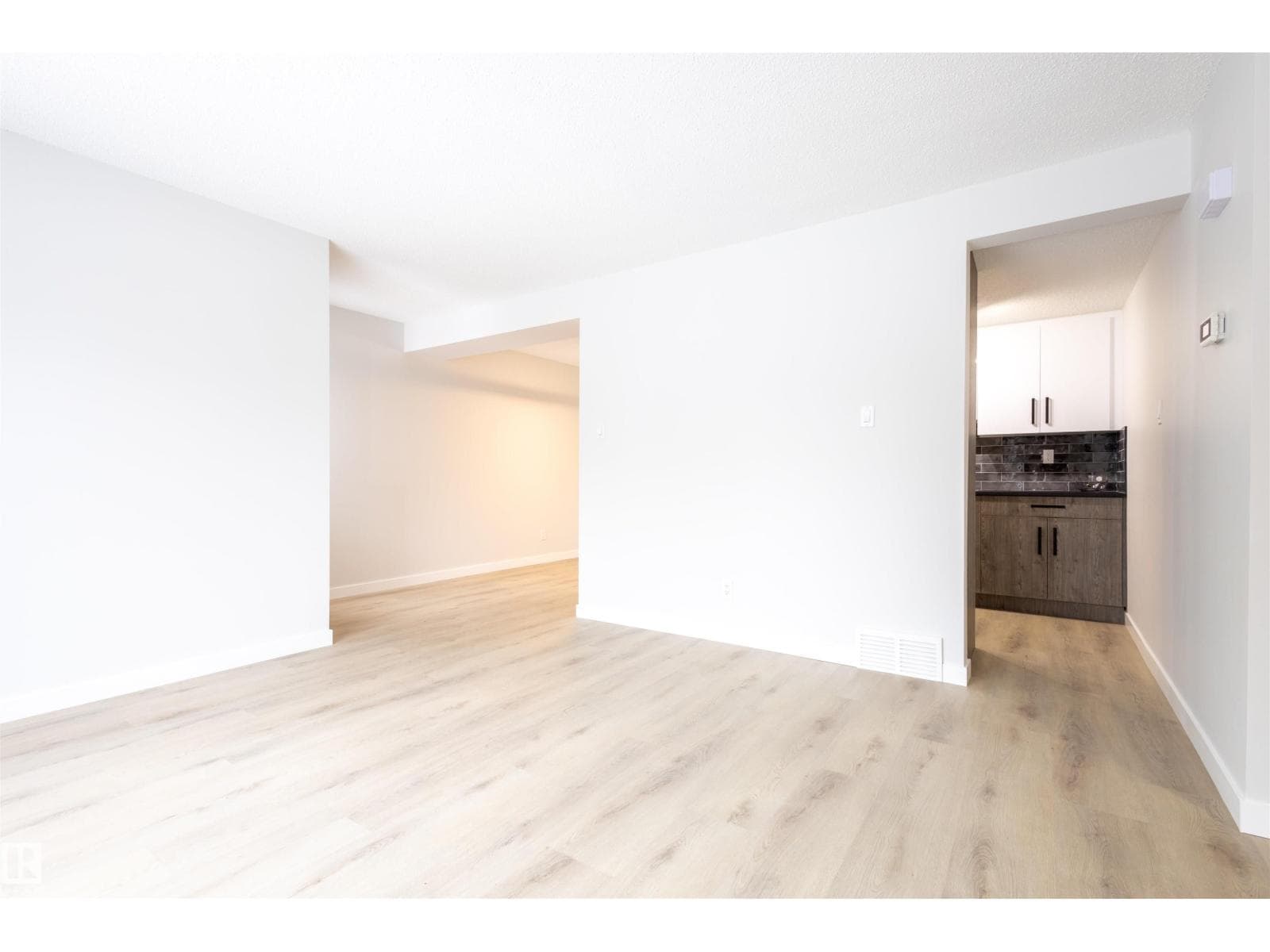 30 AMBERLY CO NW — photo 5