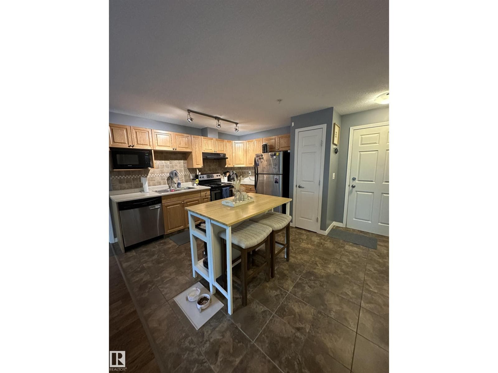 #116 5005 165 AV NW — photo 3