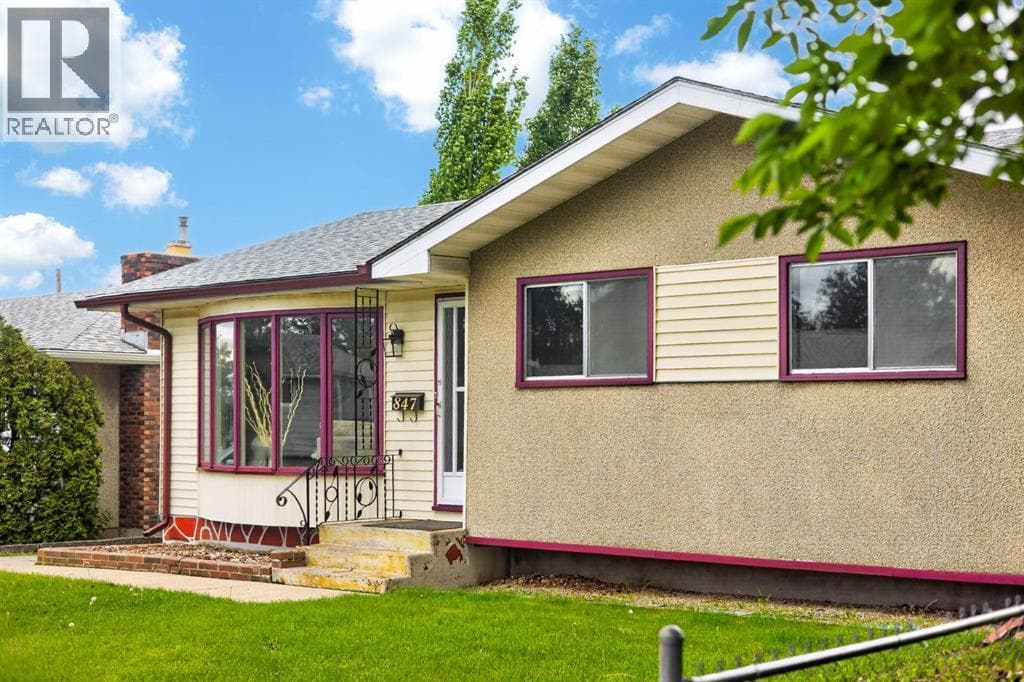 847 Raynard Crescent SE — photo 2