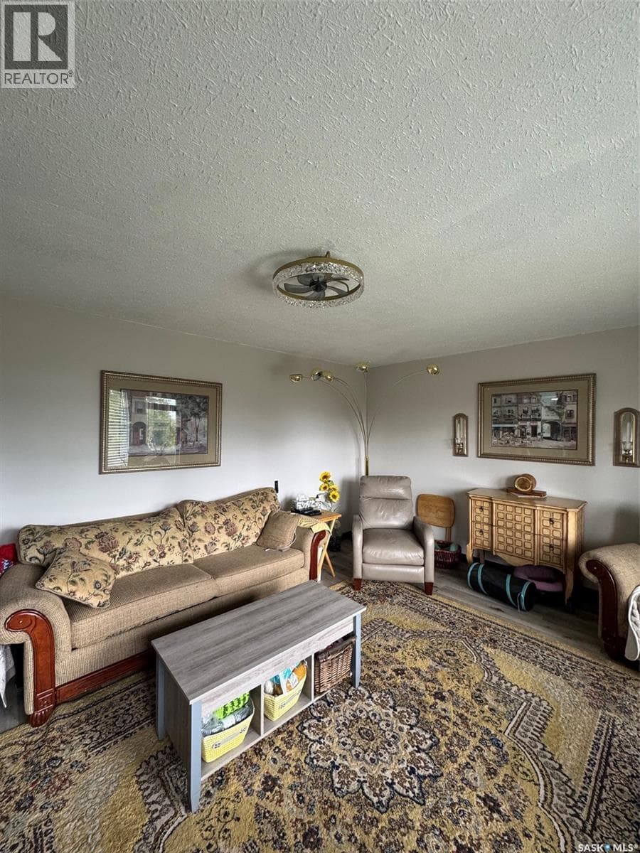 207 Railway AVENUE — photo 4