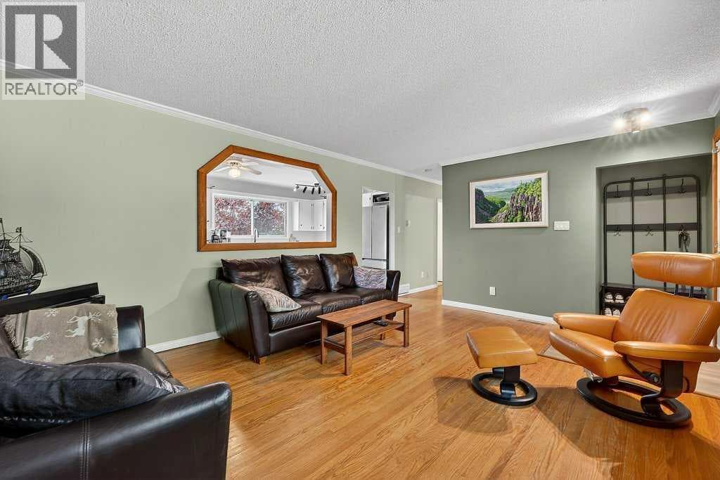 1632 Robson Crescent SE — photo 5